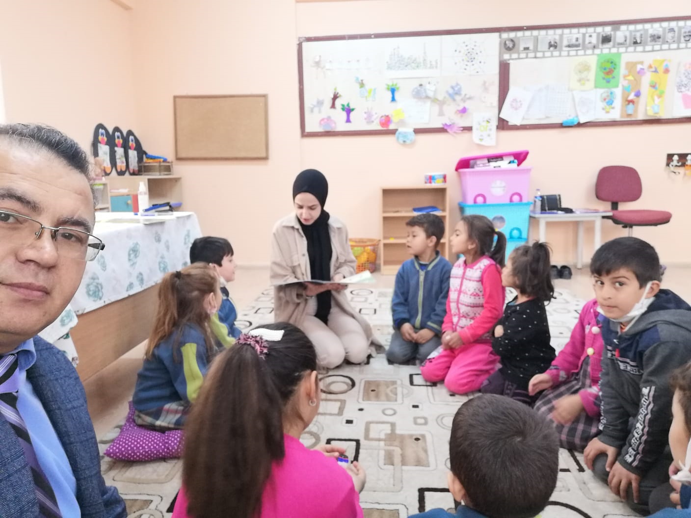 Akdağmadeni Kütüphanesi okullarda okuma etkinliği başlattı. Kütüphane görevlisi Davut Şahin