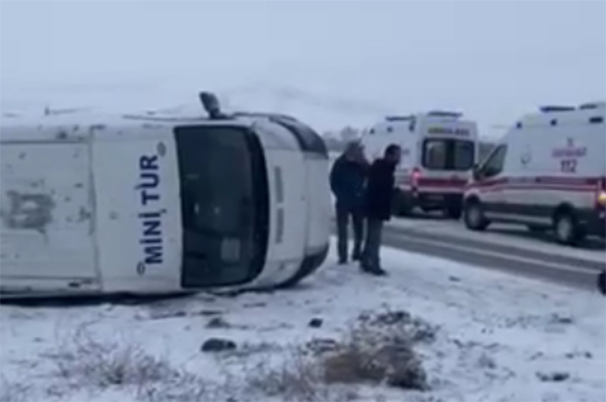 Minibüs devrildi: 5 kişi yaralandı