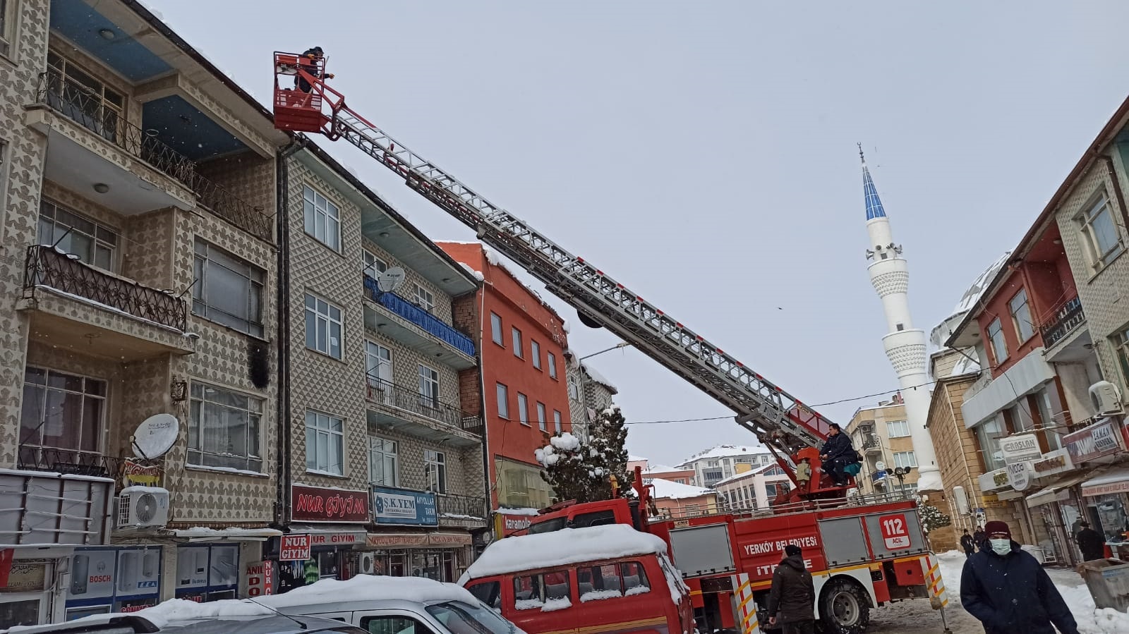 Yerköy ilçesinde kar yağışıyla birlikte, çatılarda oluşan ve tehlike arz