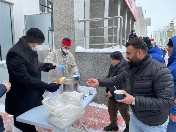 Başkan Köse’den karla  mücadele ekibine sıcak çorba