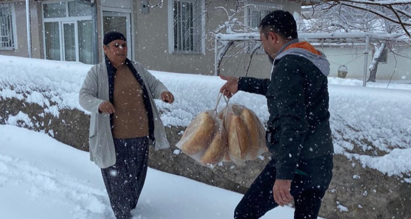 Yoğun kar yağışıyla birlikte yol açma çalışmasına katılan Uzunlu Belediye