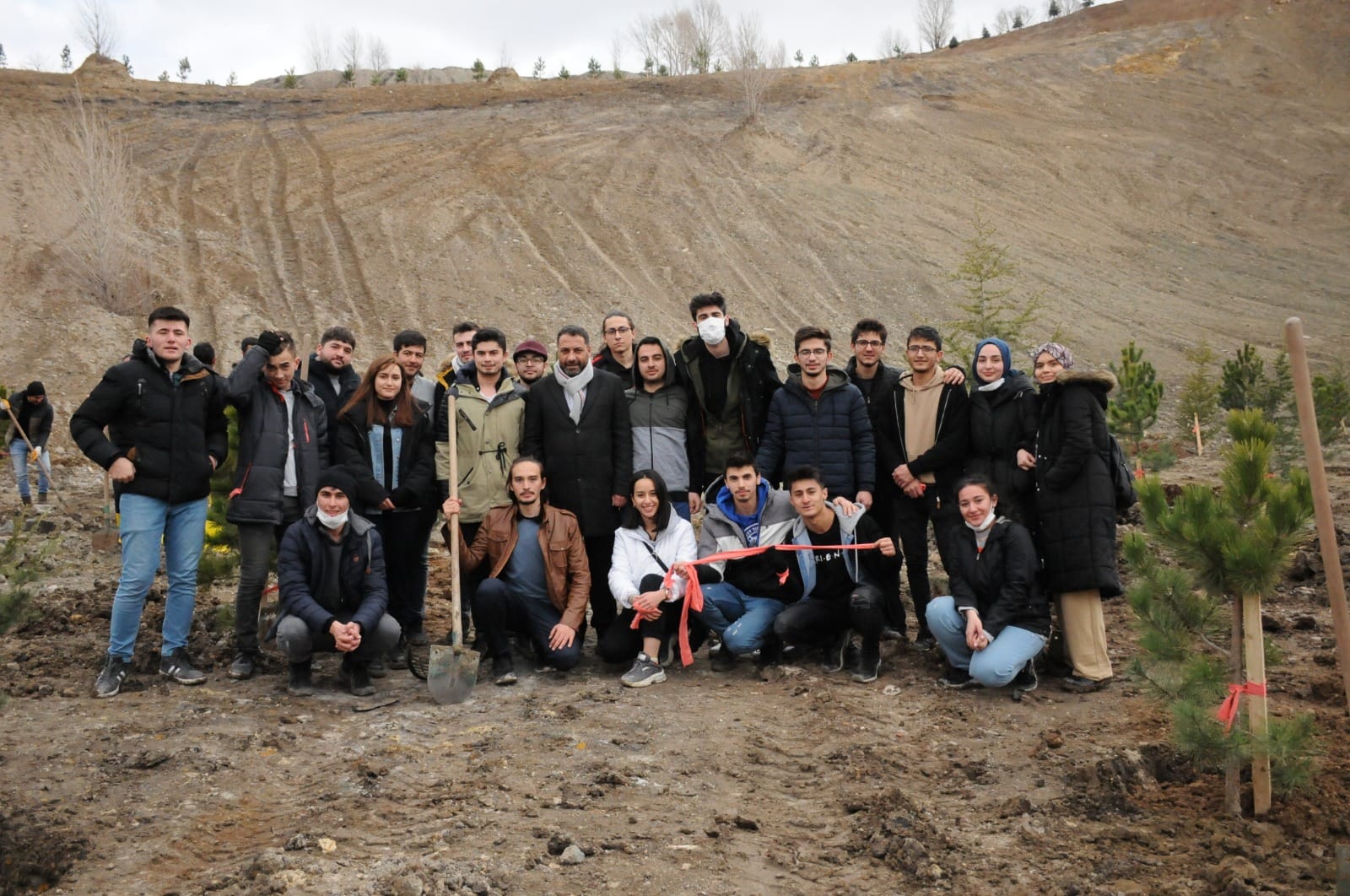 Yozgat Bozok Üniversitesi Veteriner Fakültesi öğrencileri Sorgun'da fidan dikti.

