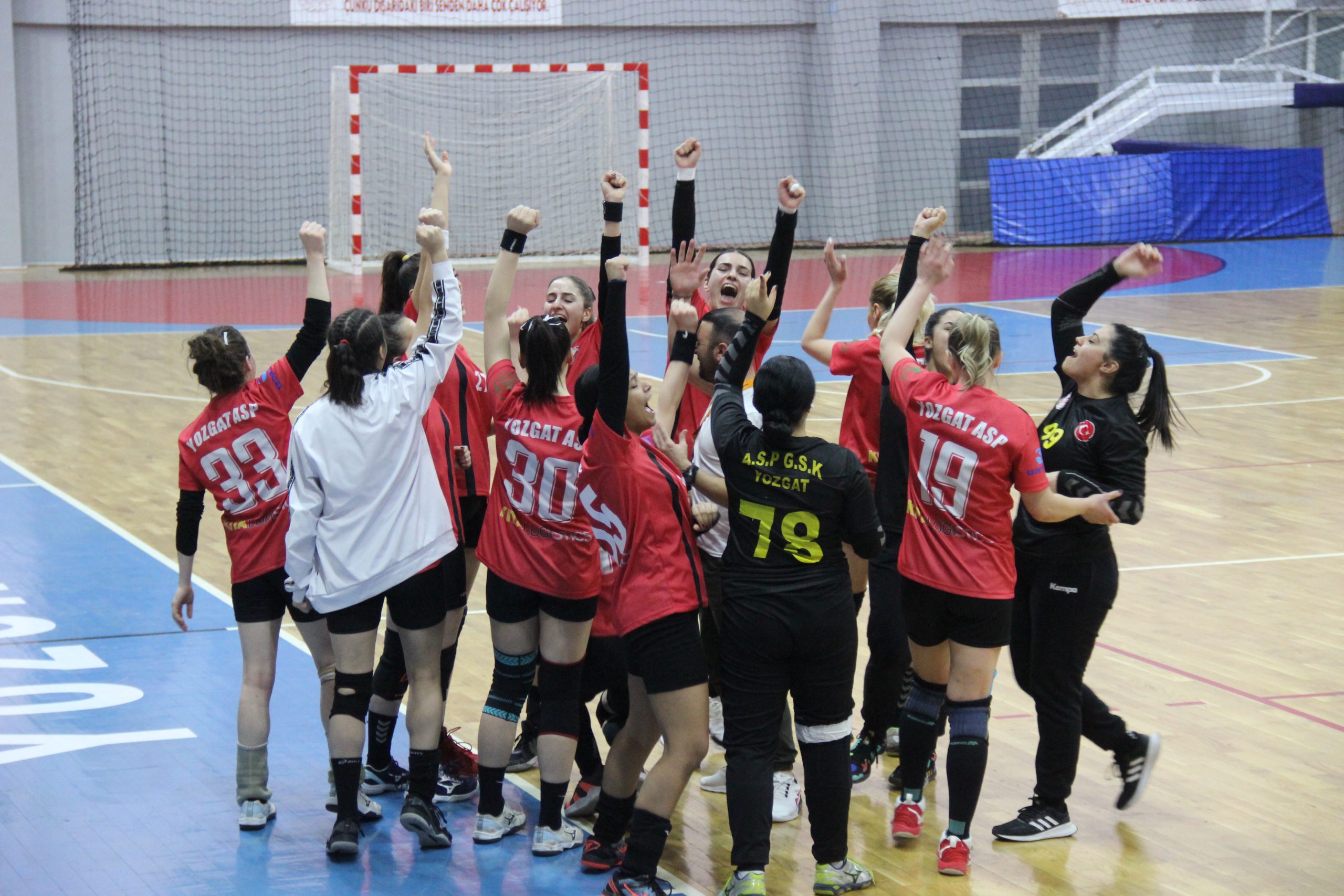 Hentbol Kadınlar Birinci Ligi A Grubunda mücadele eden Yozgat Aile