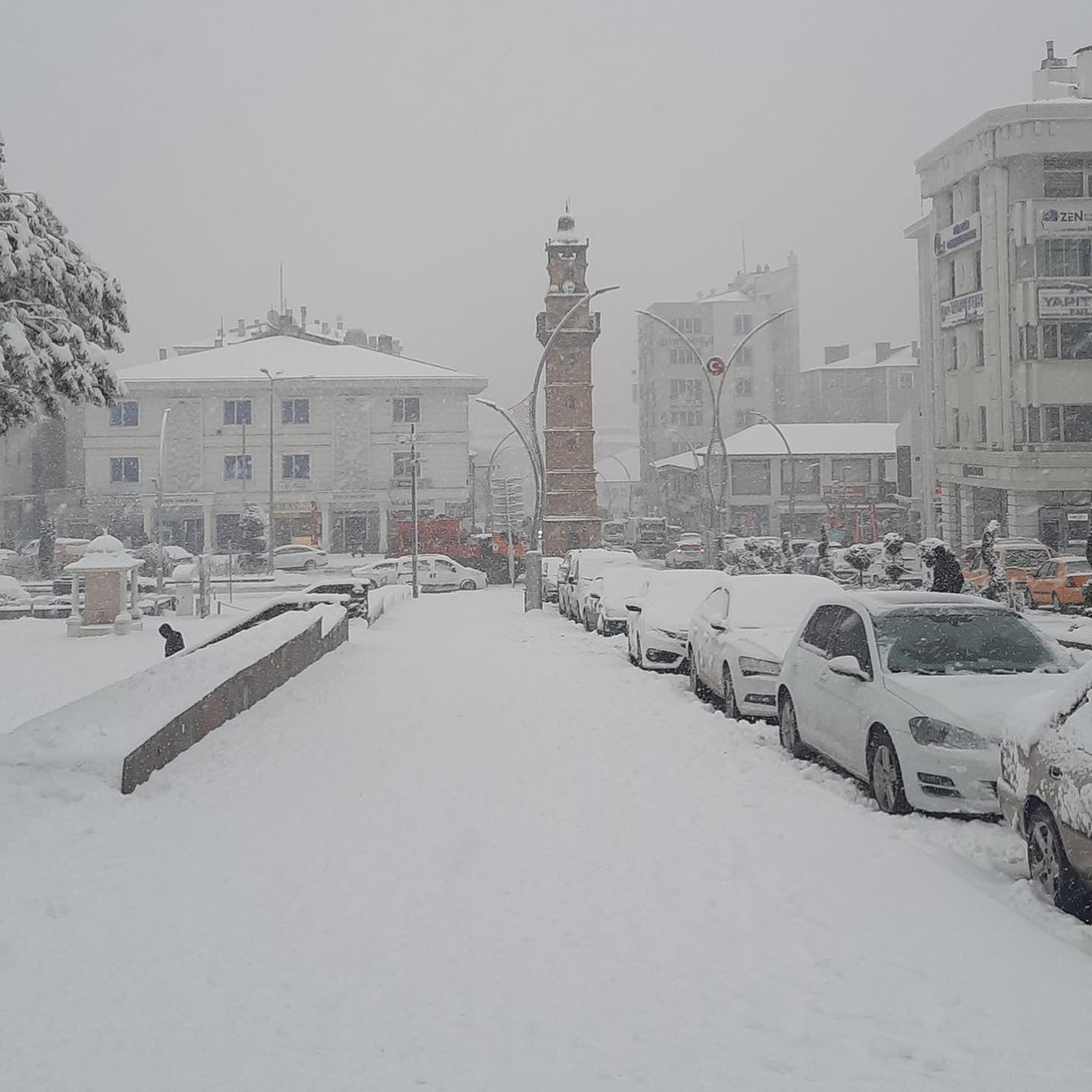 Yozgat'ta gün boyunca devam eden kar yağışı kent merkezinde hayatı