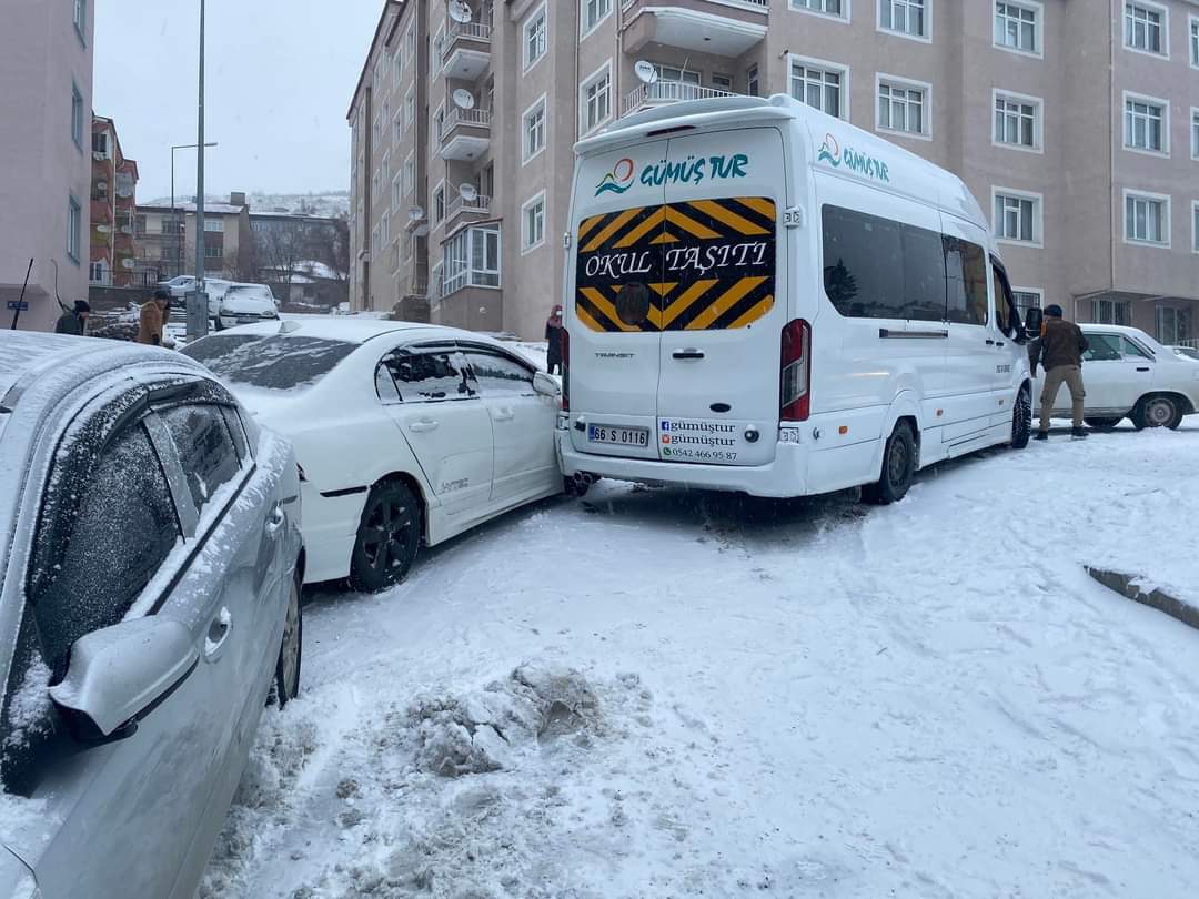 Yozgat’ta kar yağışı ve buzlanma dolayısıyla sürücüler trafikte güçlük çekerken