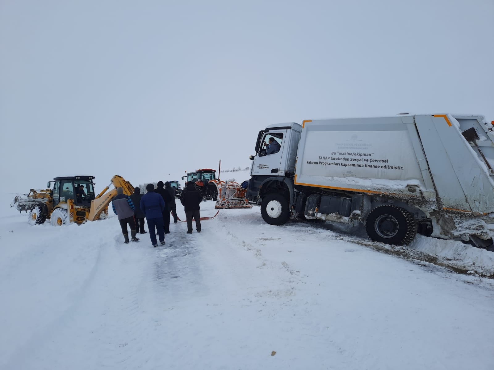 Yozgat’ta etkili olan kar yağışı ve tipi nedeniyle yolda mahsur