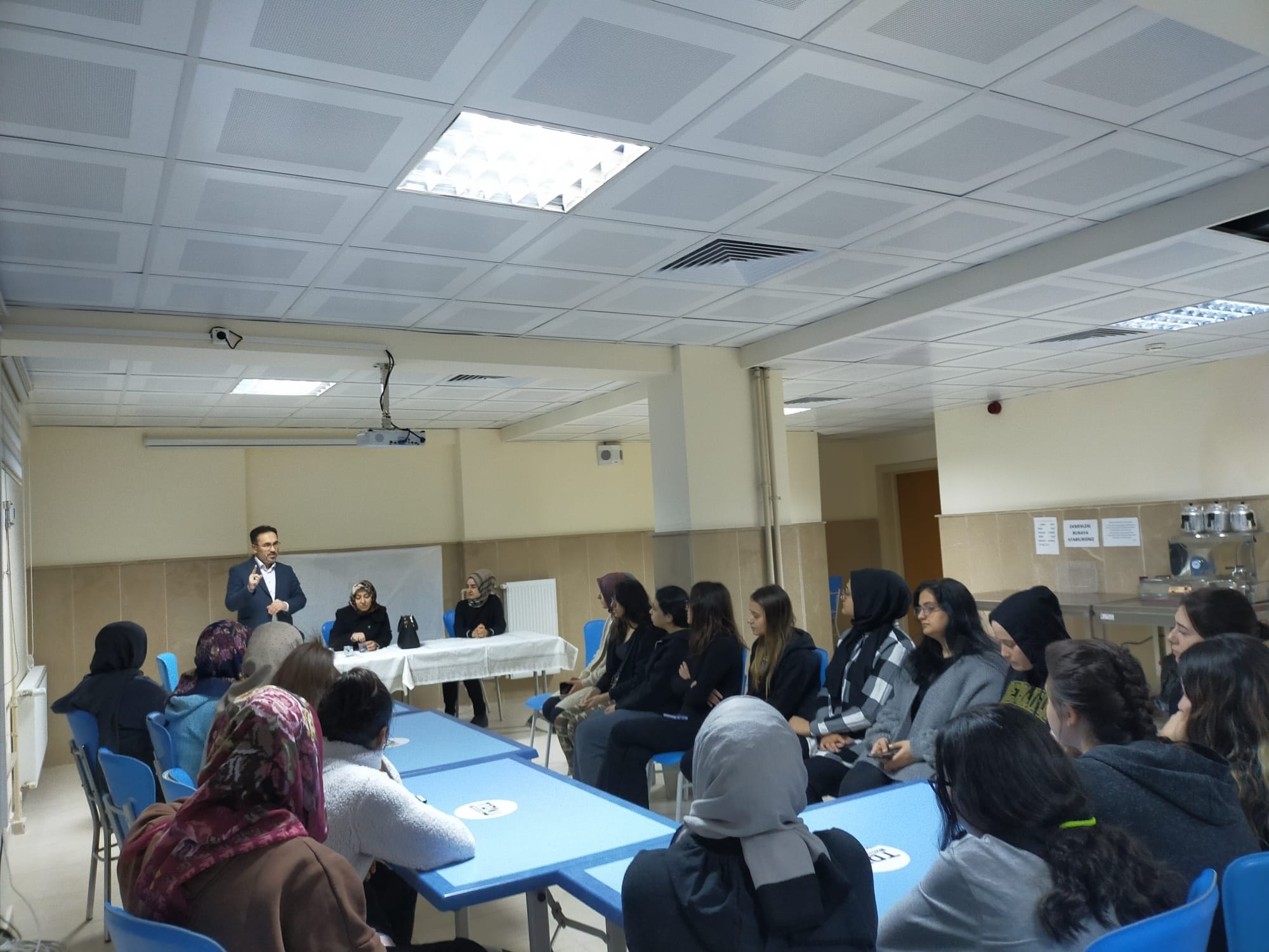 Sarıkaya İlçe Müftüsü Emrah Kandemir, ilçede eğitim öğretime devam eden