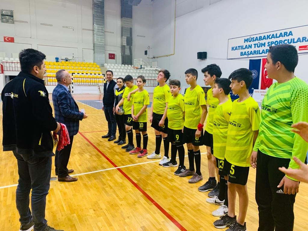 Sarıkaya Fatih Ortaokulu Hentbol takımı Yozgat il Finalinde rakibini yenerek