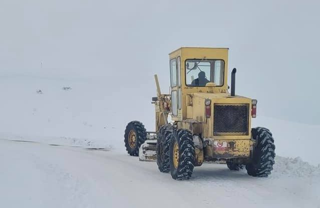 Saraykent Kaymakamı Ali Açıkgöz karla mücadele ekipleri, daha önce açılan