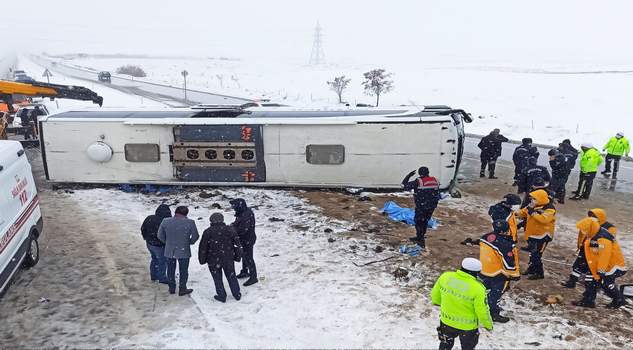 Yozgat’ın Yerköy ilçesine bağlı Buruncuk köyü yakınlarında meydana gelen otobüs