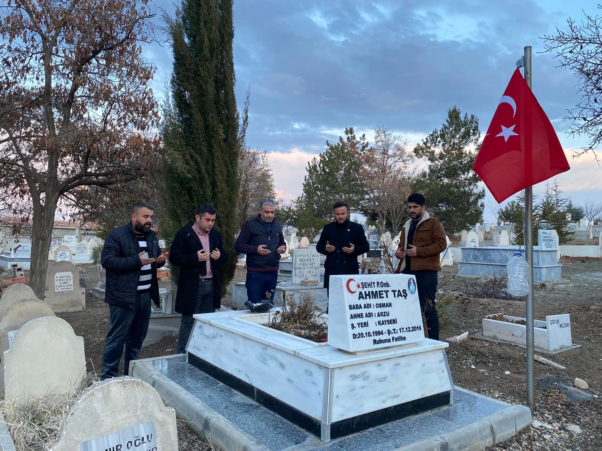 Büyük Birlik Partisi (BBP) Yerköy İlçe Başkanı Kaan Şahin, beraberinde