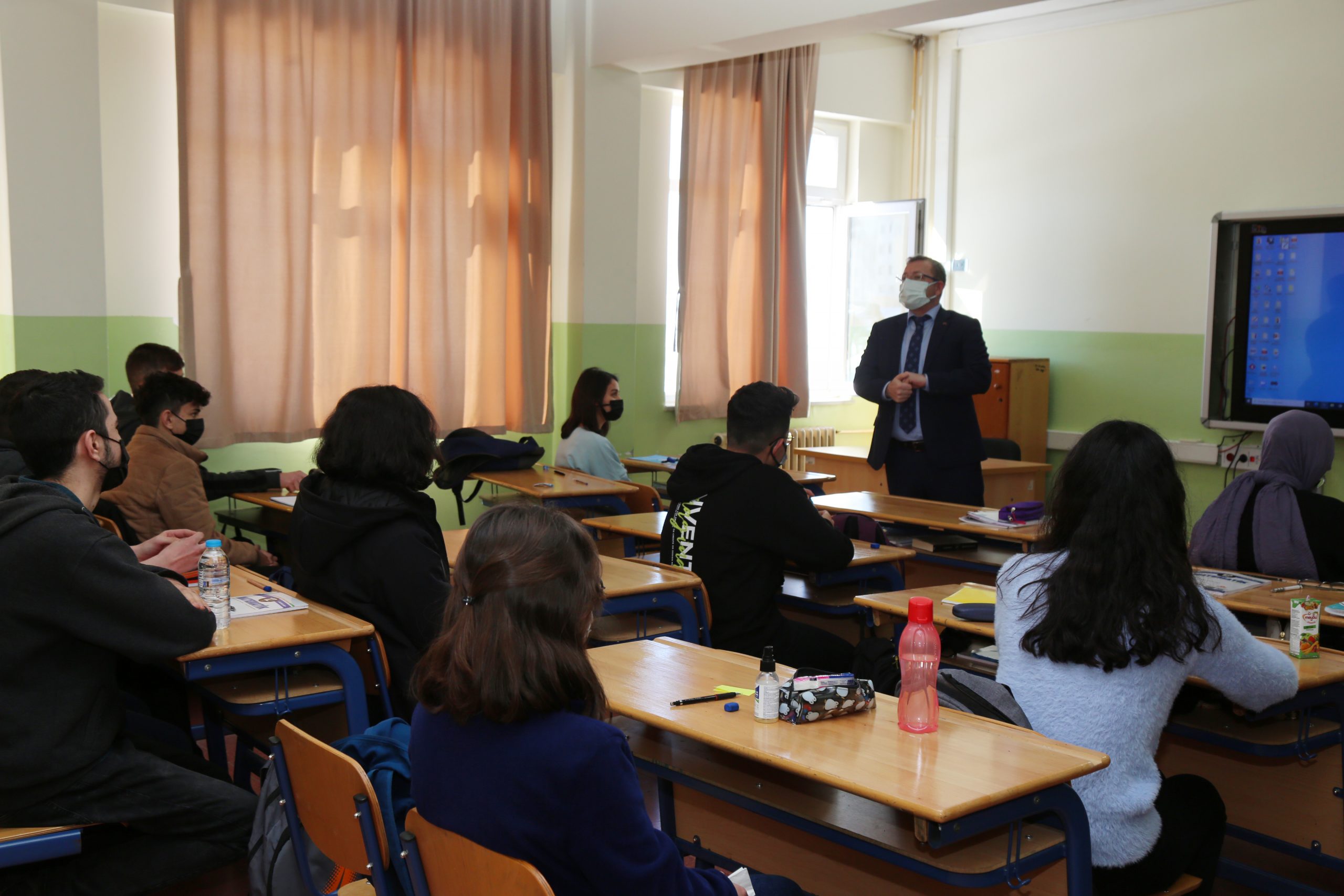 Yozgat Valisi Ziya Polat, beraberinde İl Millî Eğitim Müdürü Yusuf