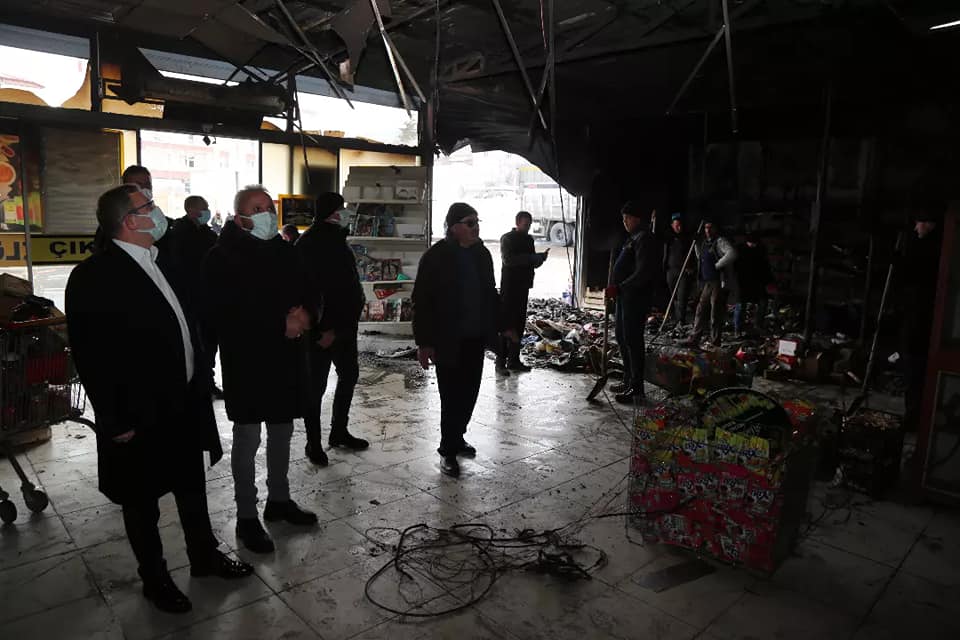 Yozgat'ta bir markette gece saatlerinde çıkan yangın paniğe neden oldu.