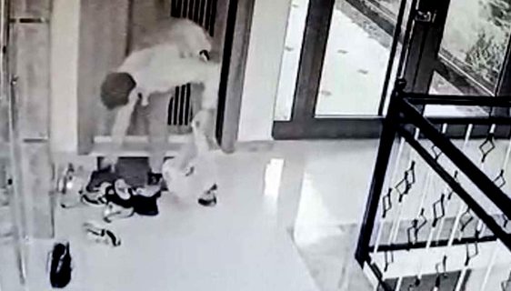 Sorgun’da bir apartmana giren ayakkabı hırsızı, asansörle çıktığı kapı önlerindeki