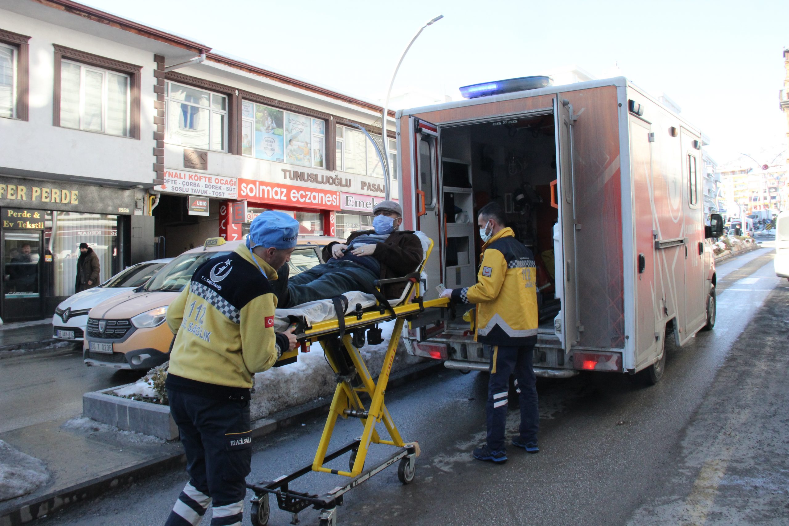 Yozgat’ta çatıdan sarkan buz kütlesinin düşmesi sonucu yaralanan vatandaş, hastanelik