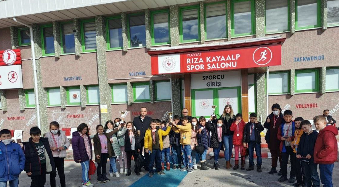 Yozgat'ta düzenlenen okul sporları satranç turnuvasına minikler kategorisinde katılan Çekerek