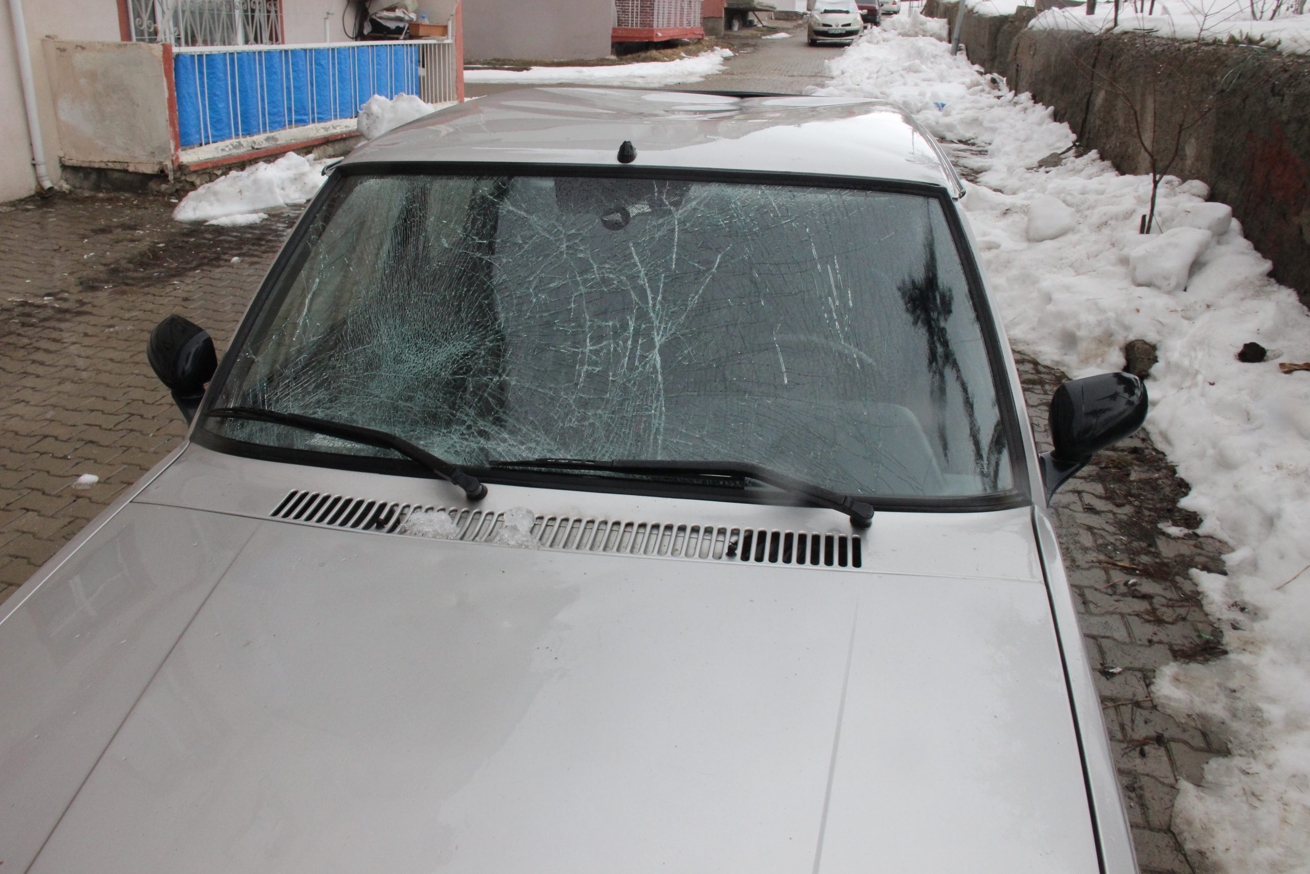 Yozgat’ta bir binanın çatısından düşen kar kütlesi nedeniyle 2 otomobilde