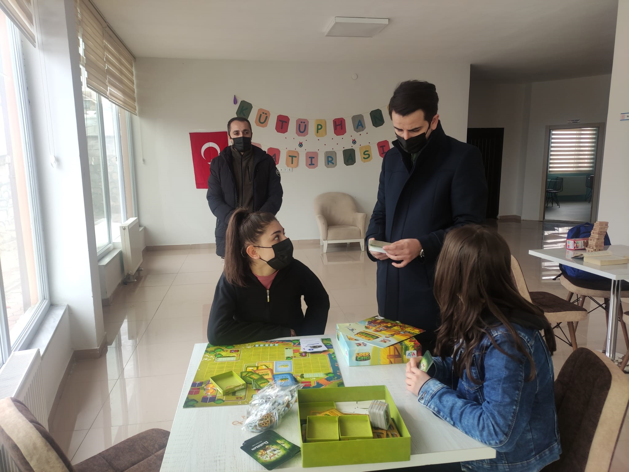 Kadışehri Kaymakamı Ayhan Kalaycıoğlu İlçe Halk Kütüphanesini ziyaret etti. Kütüphane