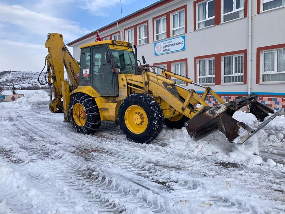 Yozgat İl Özel İdaresi ekipleri, il genelinde okul yolları ve