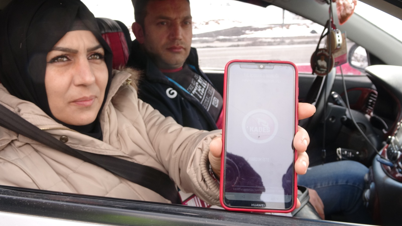 Yozgat İl Emniyet Müdürlüğü ekipleri Muslubelen Trafik Uygulama noktasında kadın