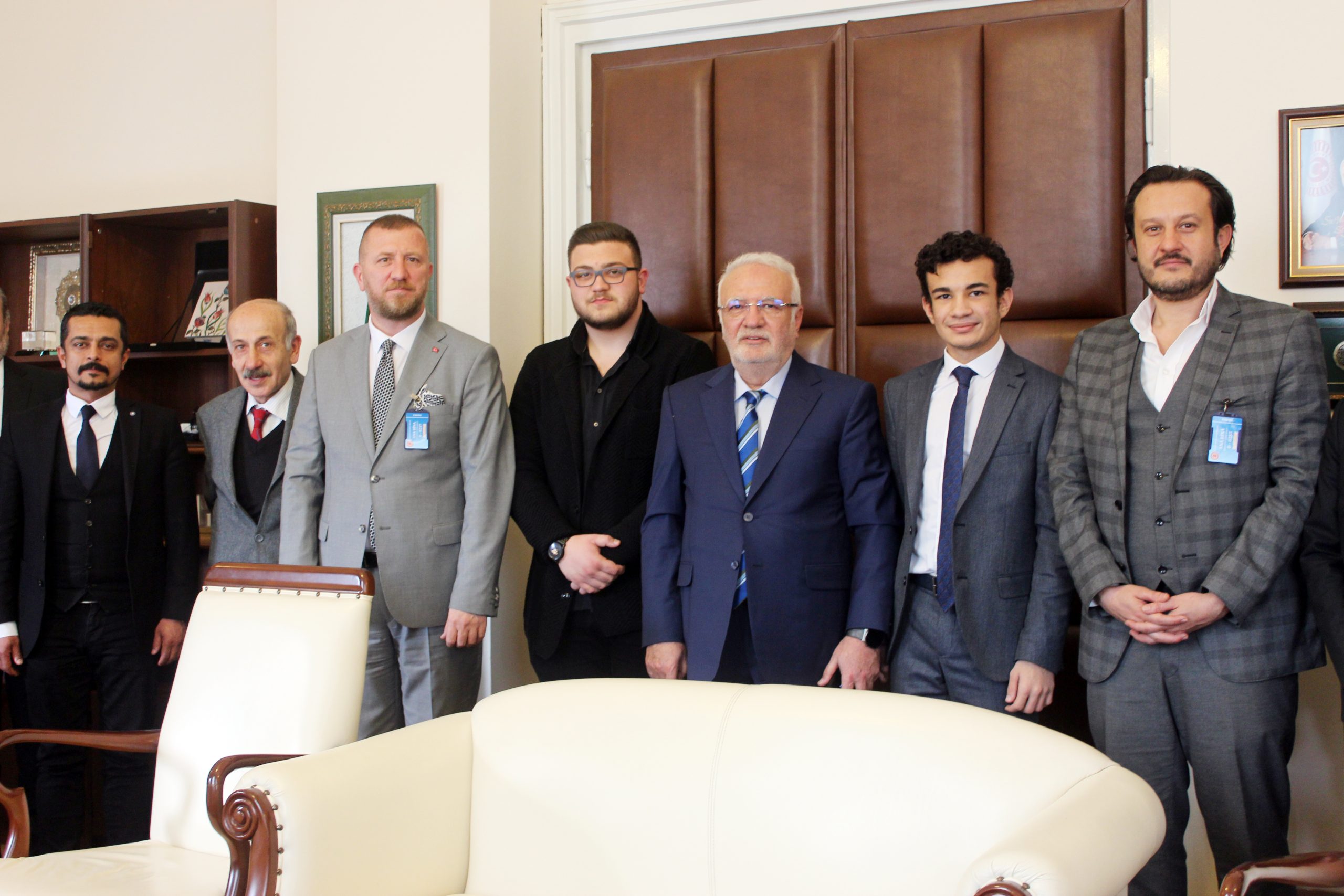 Kayseri Yozgatlılar Federasyonu Başkanı Deniz Çağan ve yönetim kurulu üyeleri,