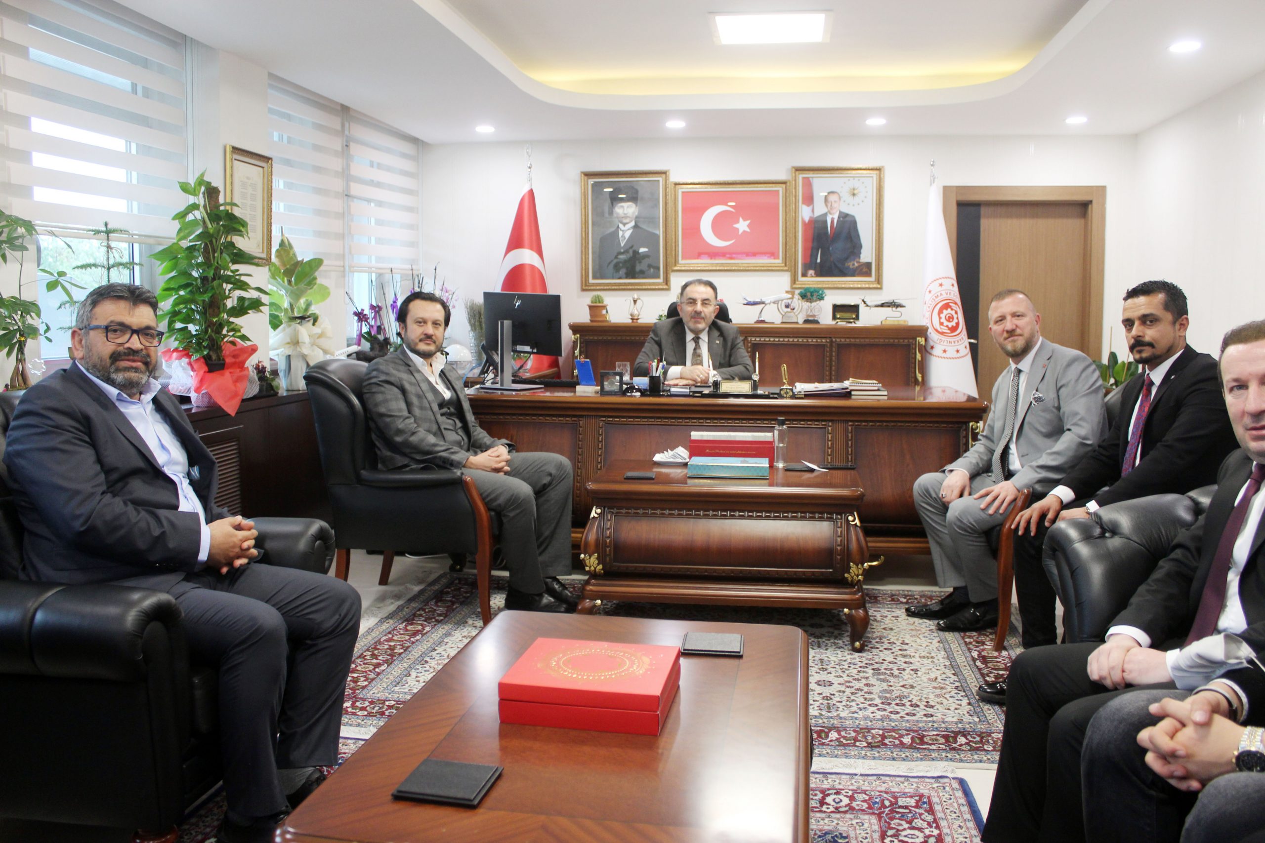 Kayseri Yozgatlılar Federasyonu Başkanı Deniz Çağan ve yönetim kurulu üyeleri,