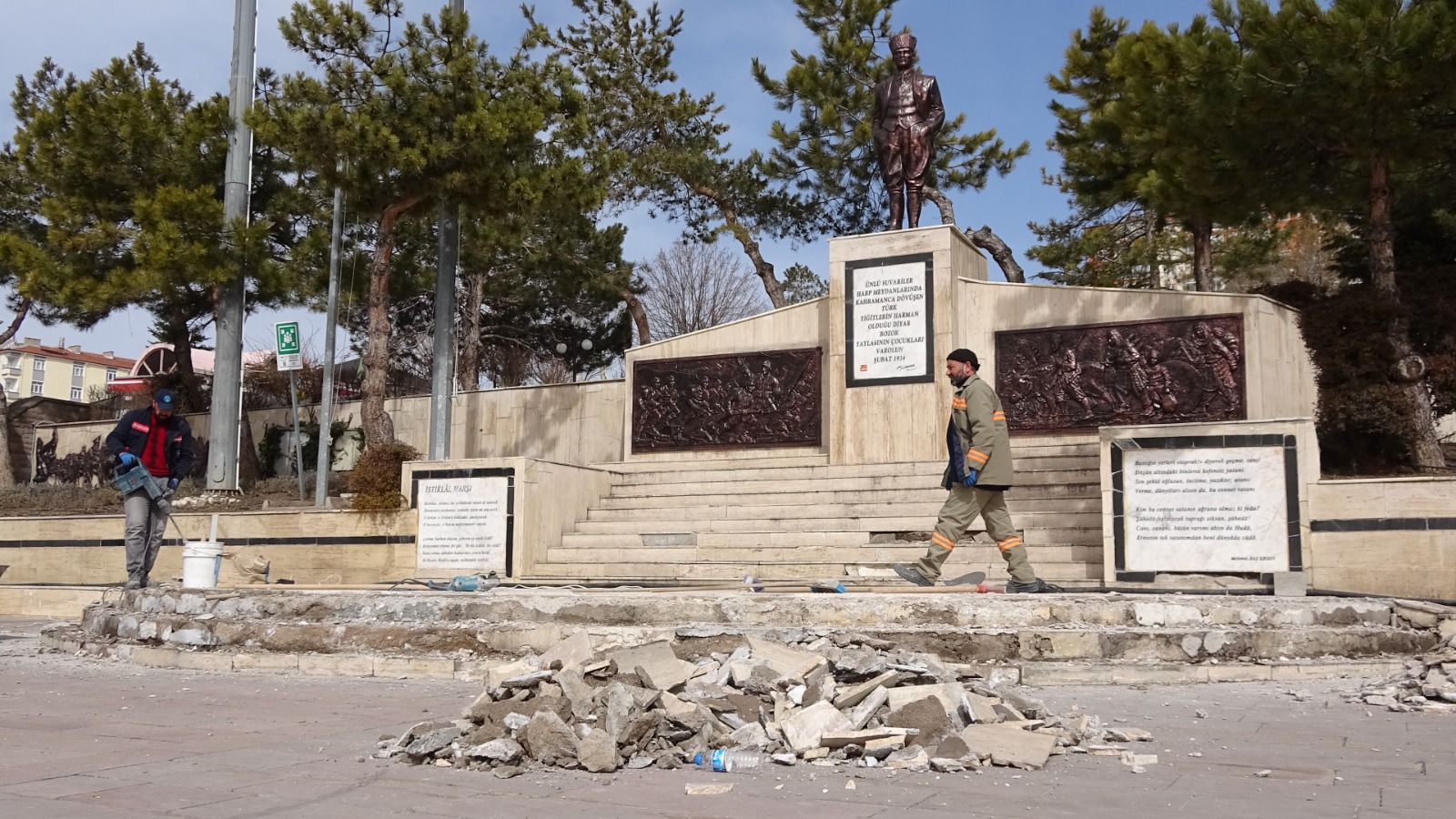 Atatürk heykeli  çevresi bakıma alındı