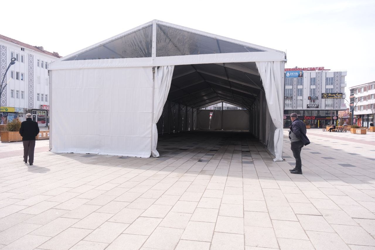 Sorgun Belediyesi, ramazan ayı dolayısıyla 500 kişilik iftar çadırı kurdu.