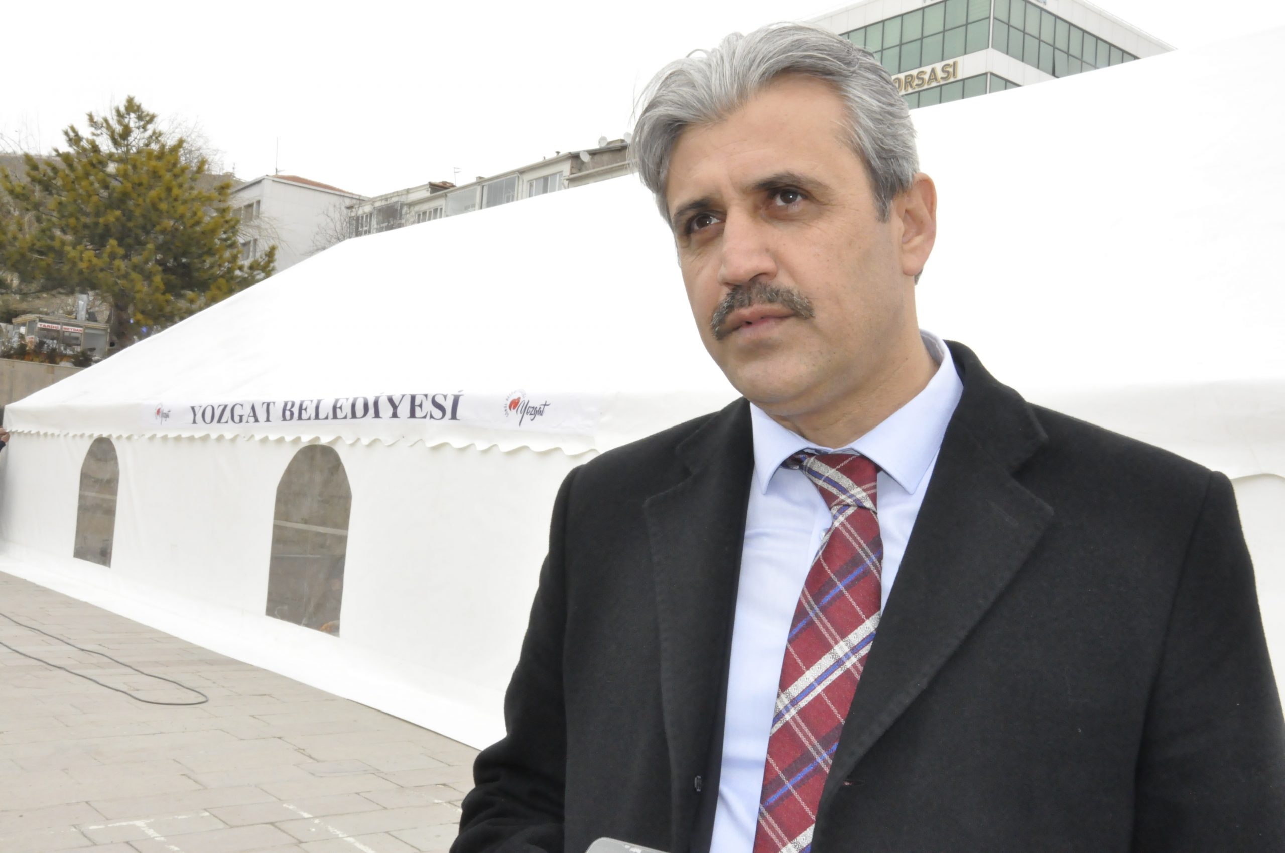 Yozgat Belediyesi tarafından Cumhuriyet Meydanında 500 kişilik iftar çadırı kuruldu.
