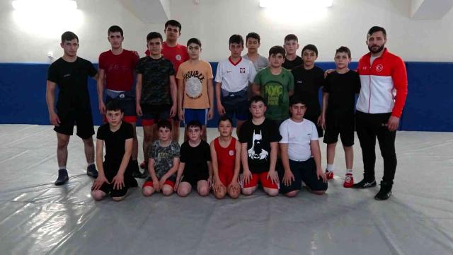 Yozgat Belediyesi Bozok Spor Kulübü bünyesinde güreş faaliyetlerini sürdüren sporcular,
