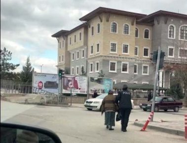 Yerköy’de yolun karşısına geçmeye çalışan yaşlı kadına kadın polisin araçtan
