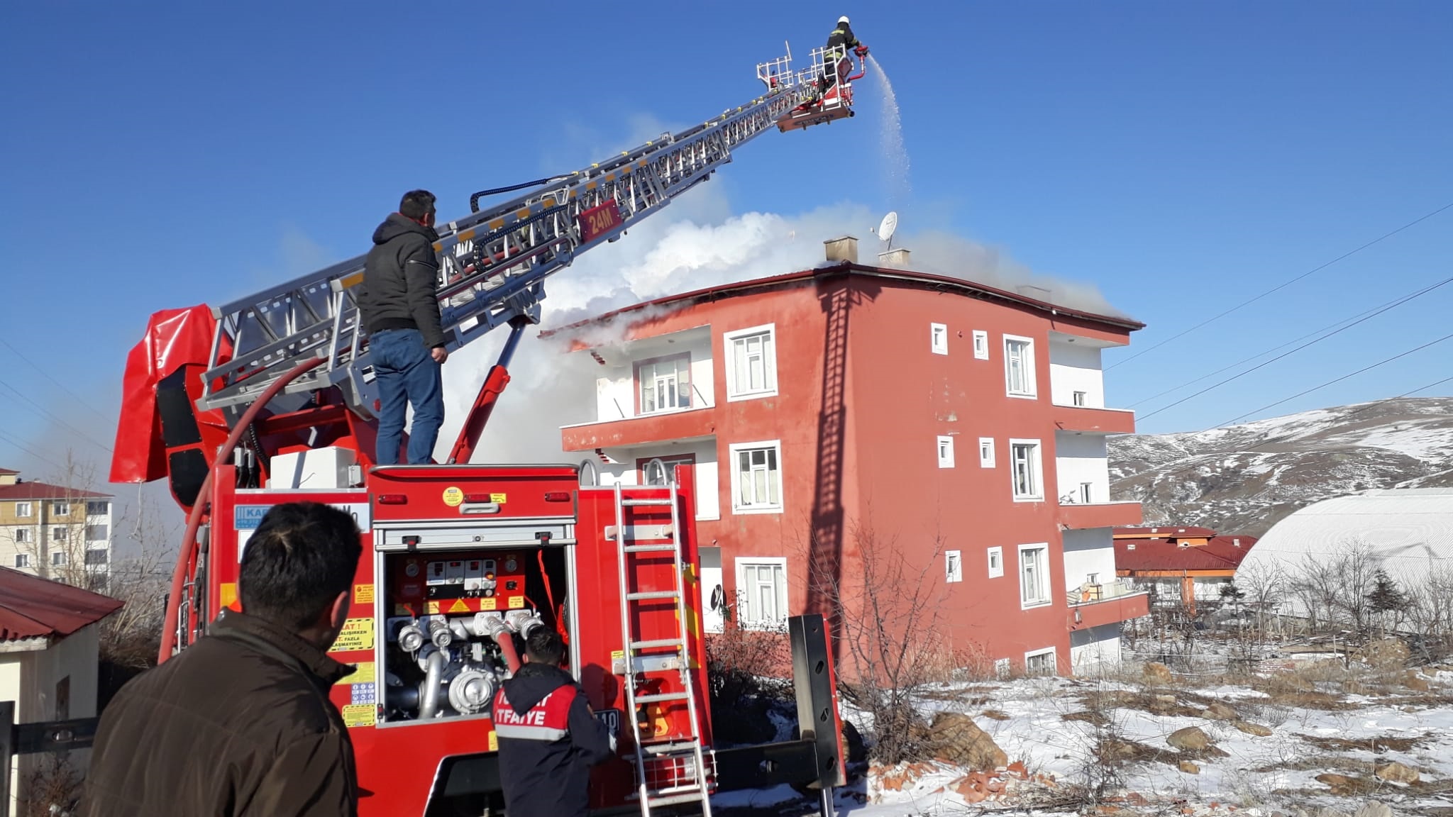 Yozgat’ta 4 katlı bir binanın çatı katında çıkan yangın korkuya