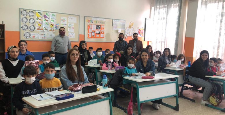 Yerköy Molla Hüsrev Yurt Müdürlüğü (KYK) öğrencileri, ilkokul öğrencilerine kırtasiye