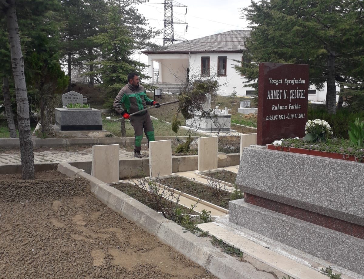 Yozgat Belediyesi Ramazan Bayramı öncesi tüm mezarlıklarda genel bakım ve