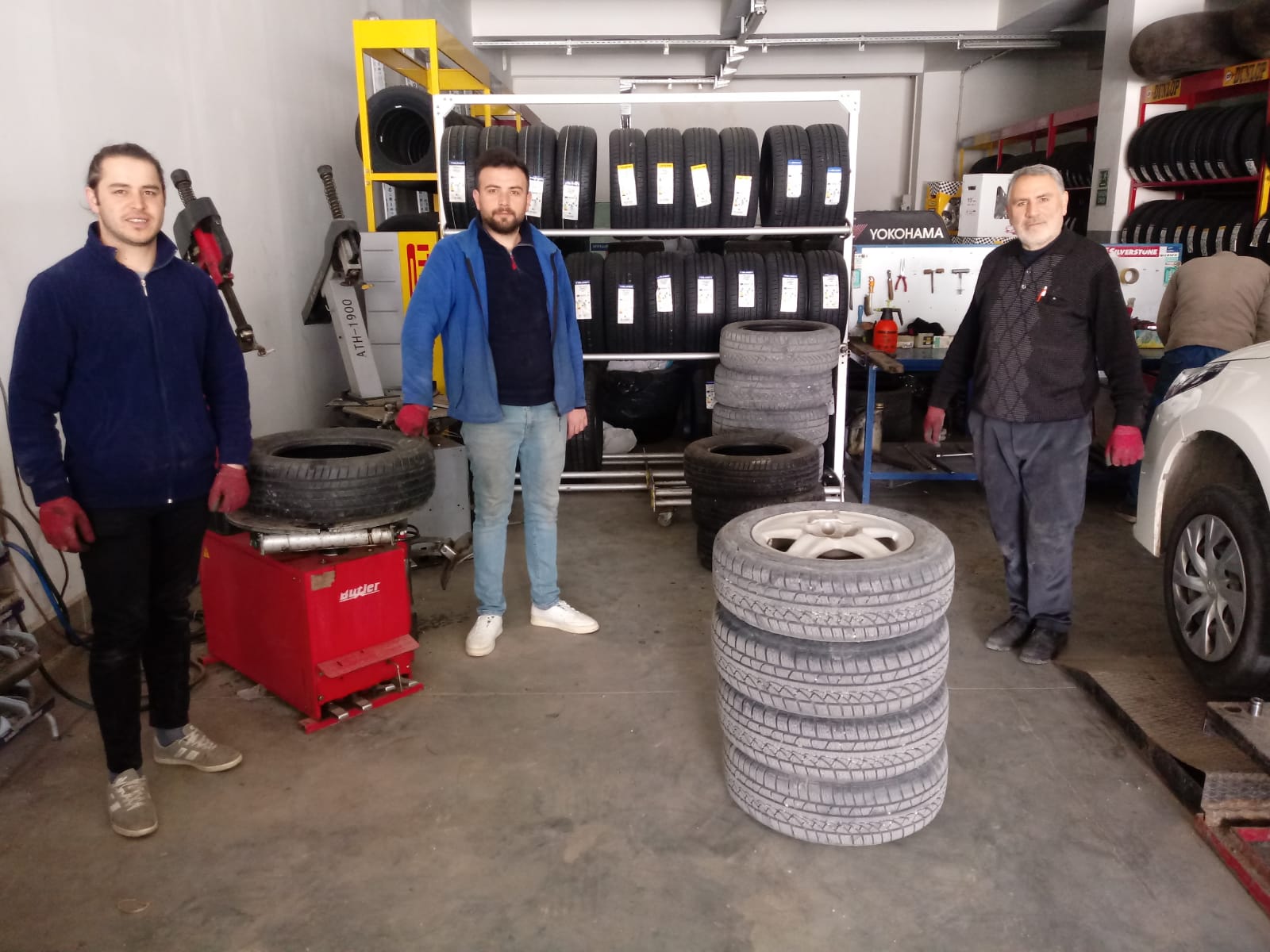 Yozgat’ta, baharın gelmesi ve hava sıcaklıklarının artmasıyla birlikte oto lastikçilerinde