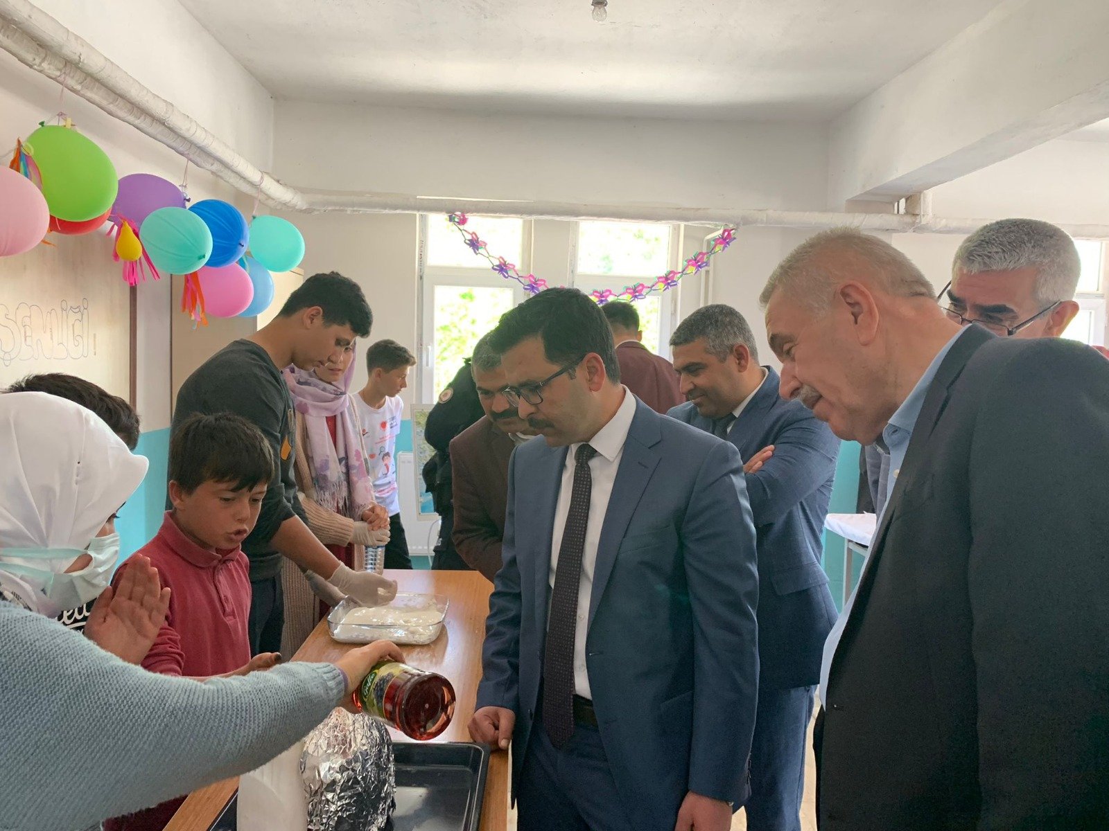 Aydıncık Kaymakamı Mustafa Turan, 4006 TÜBİTAK Bilim Fuarında öğrencilerle bir