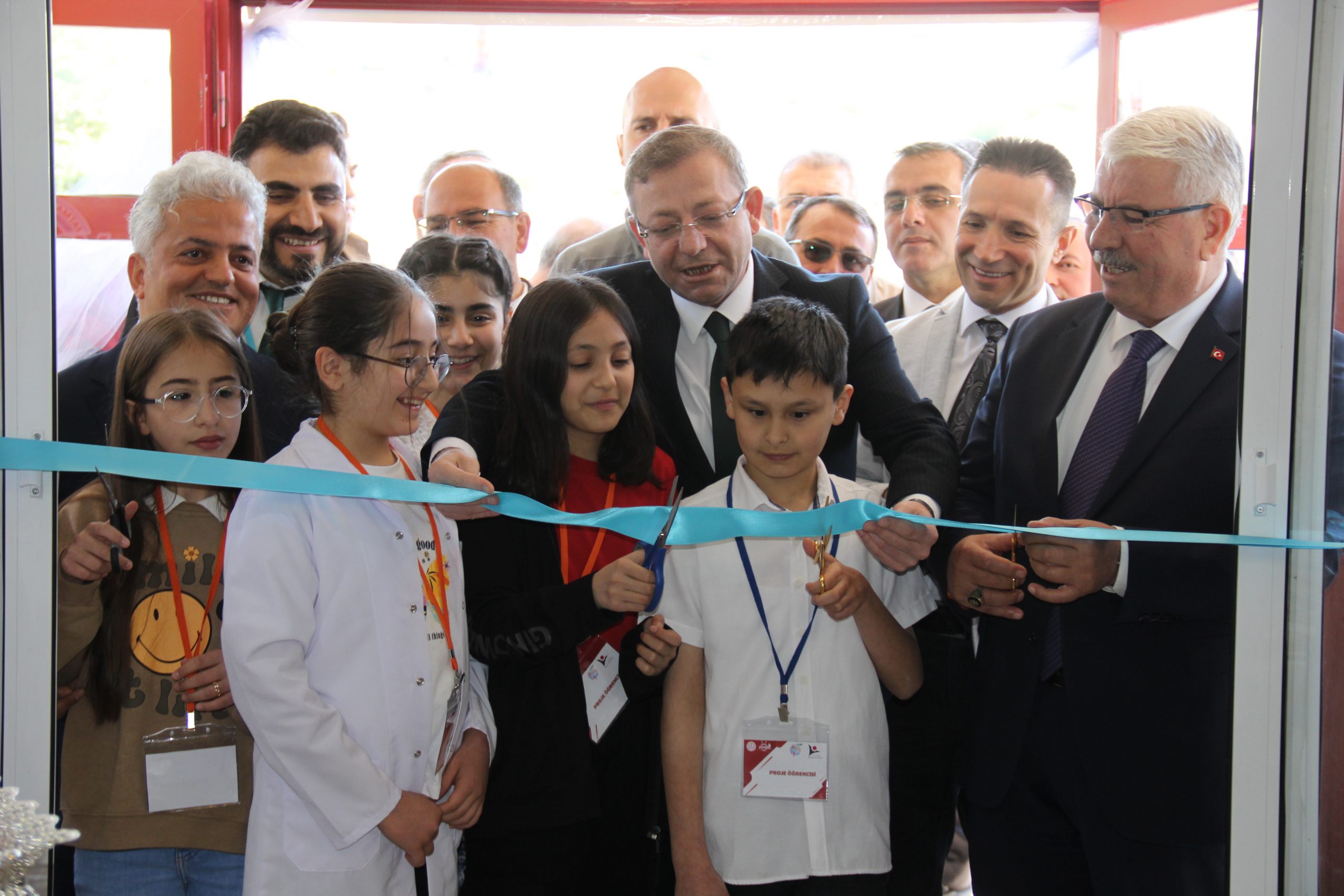 Yozgat Fatma Temel Turhan Bilim Sanat Merkezinde öğrenci ve öğretmenleri