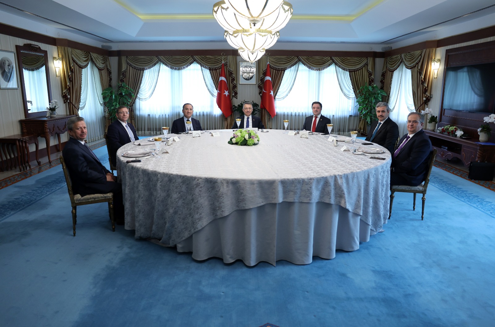 Cumhurbaşkanı Yardımcısı Fuat Oktay'ın ev sahipliğinde Adalet Bakanı Bekir Bozdağ,