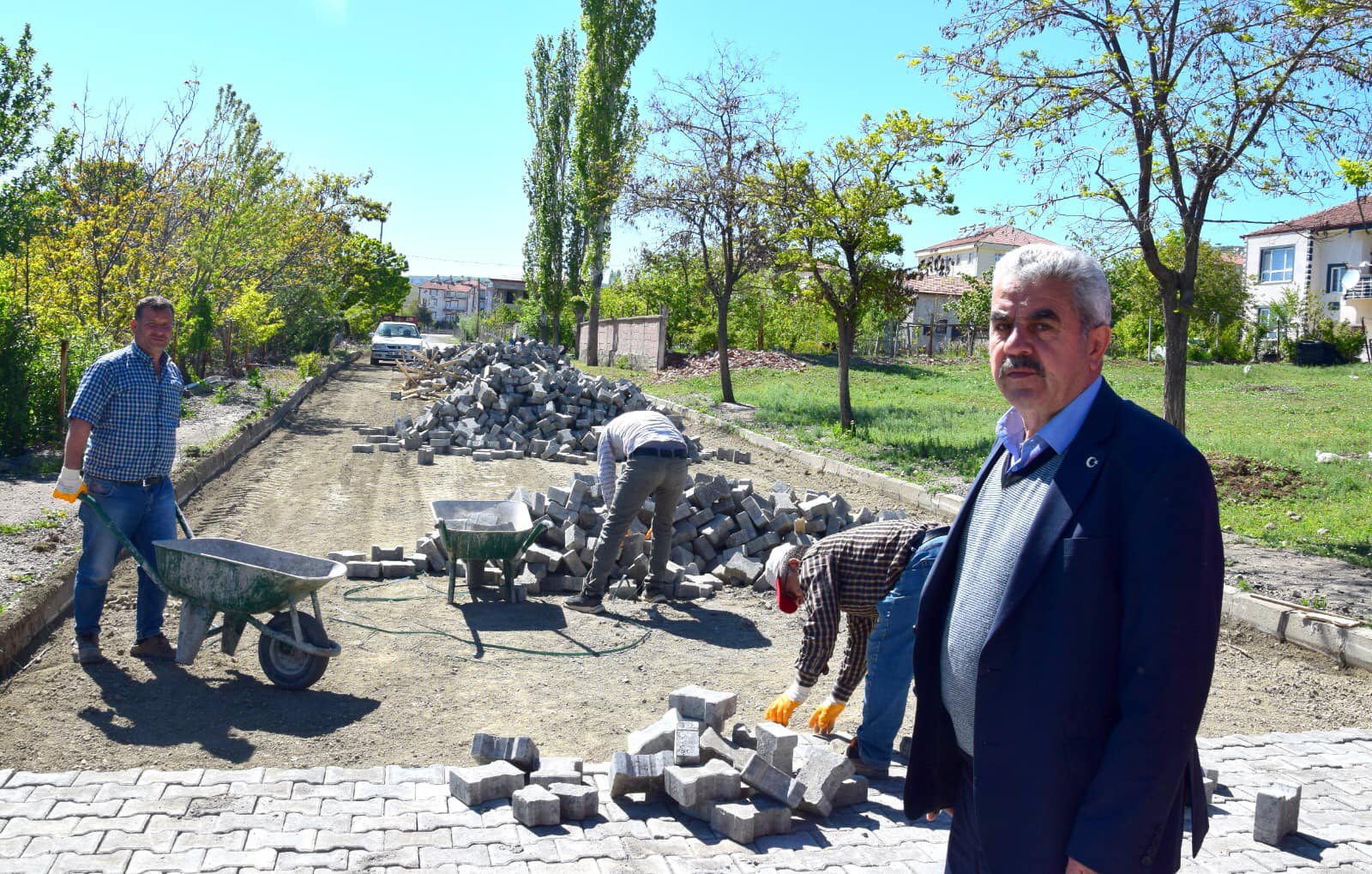 Kadışehri Belediye Başkanı İrfan Akın, ilçe merkezinde kilit parke çalışmalarının