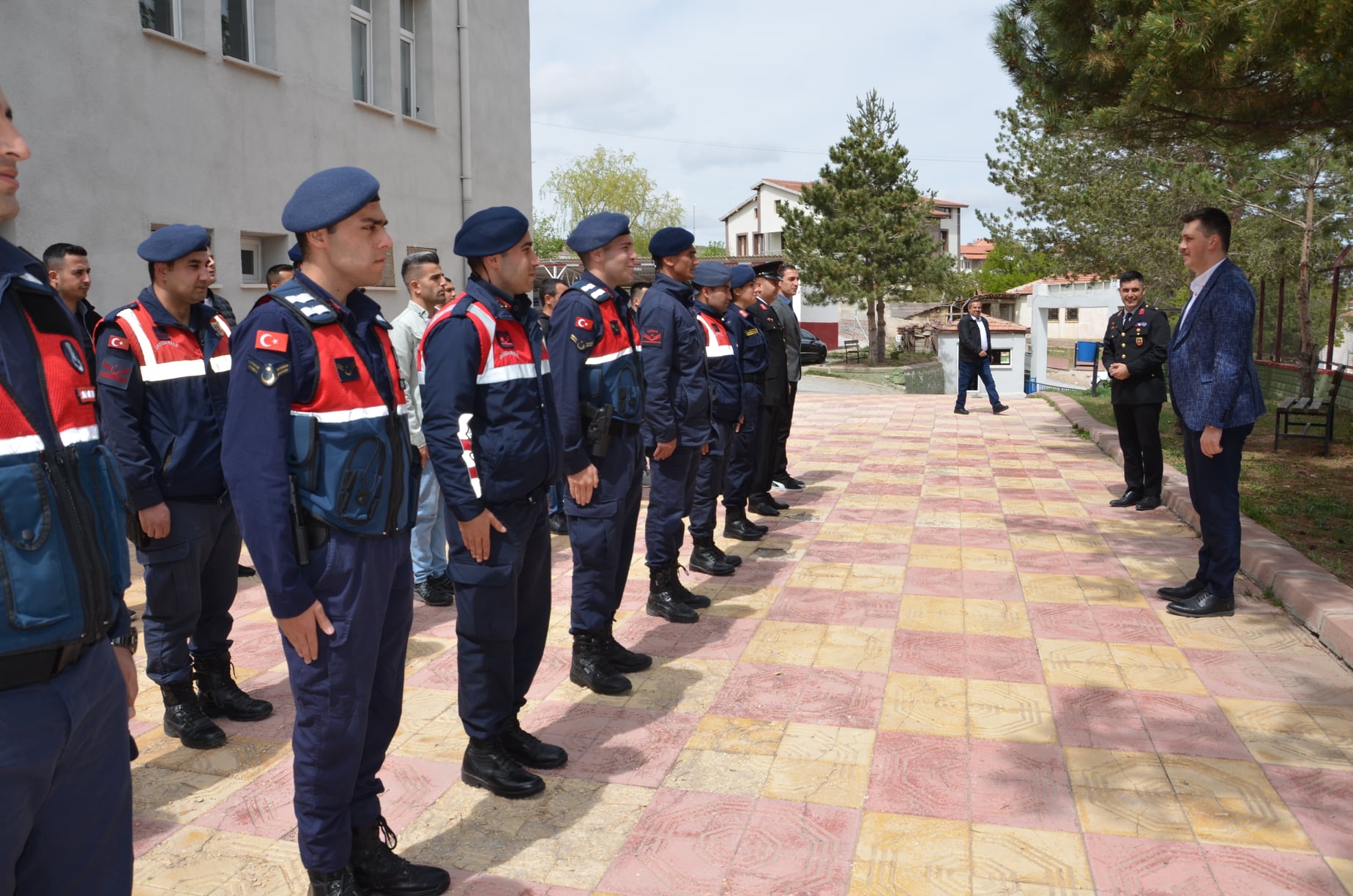 Sarıkaya Kaymakamı Samet Serin, Jandarma ve Emniyet personellerinin Ramazan Bayramlarını