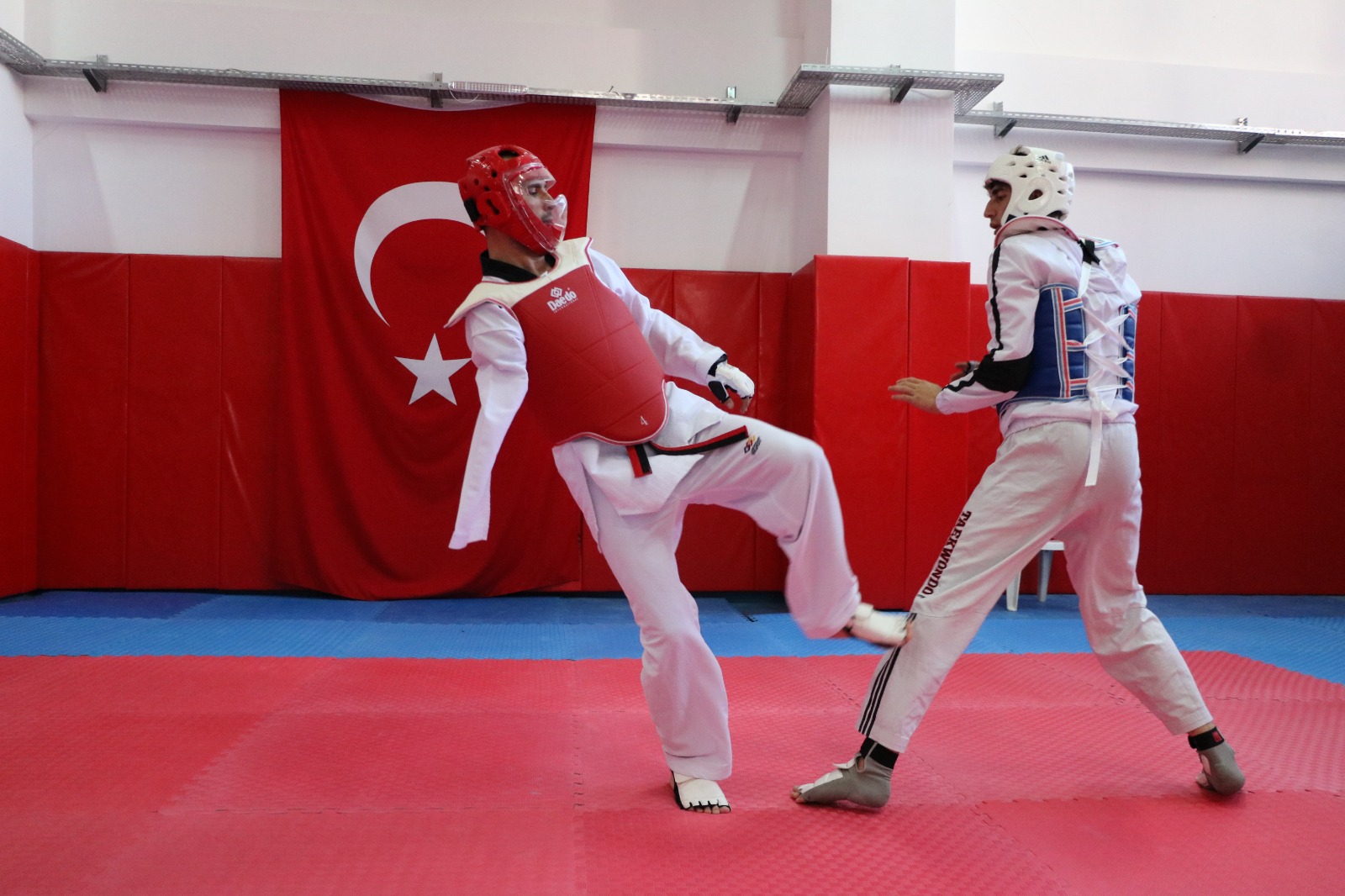 Yozgat’ta 2 yaşında geçirdiği kaza sonucu sağ kolunu kaybeden ve