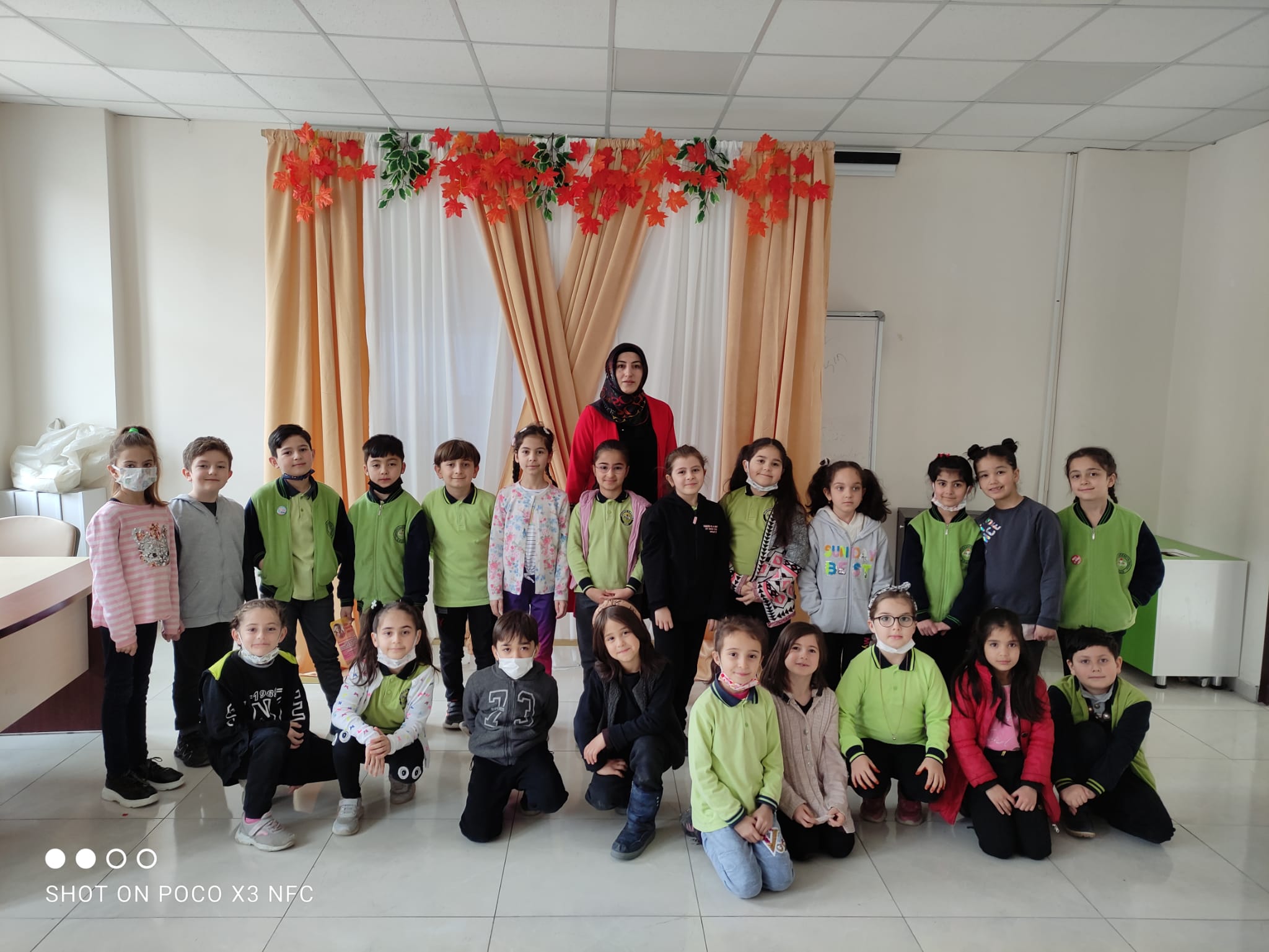 Sakarya İlkokulu 2-A sınıfı öğrencileri Öğretmenleri Hüsne Çınar ile SMA