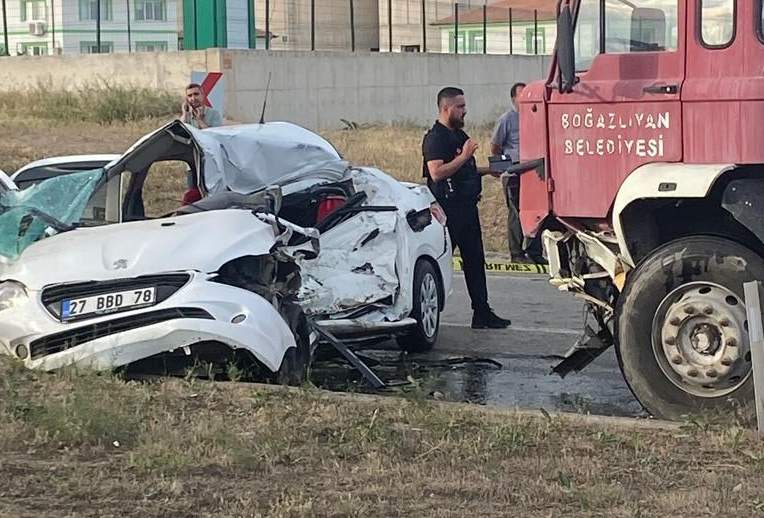 Yozgat’ın Boğazlıyan İlçesinde itfaiye aracı ve otomobilin çarpışması sonucu 3