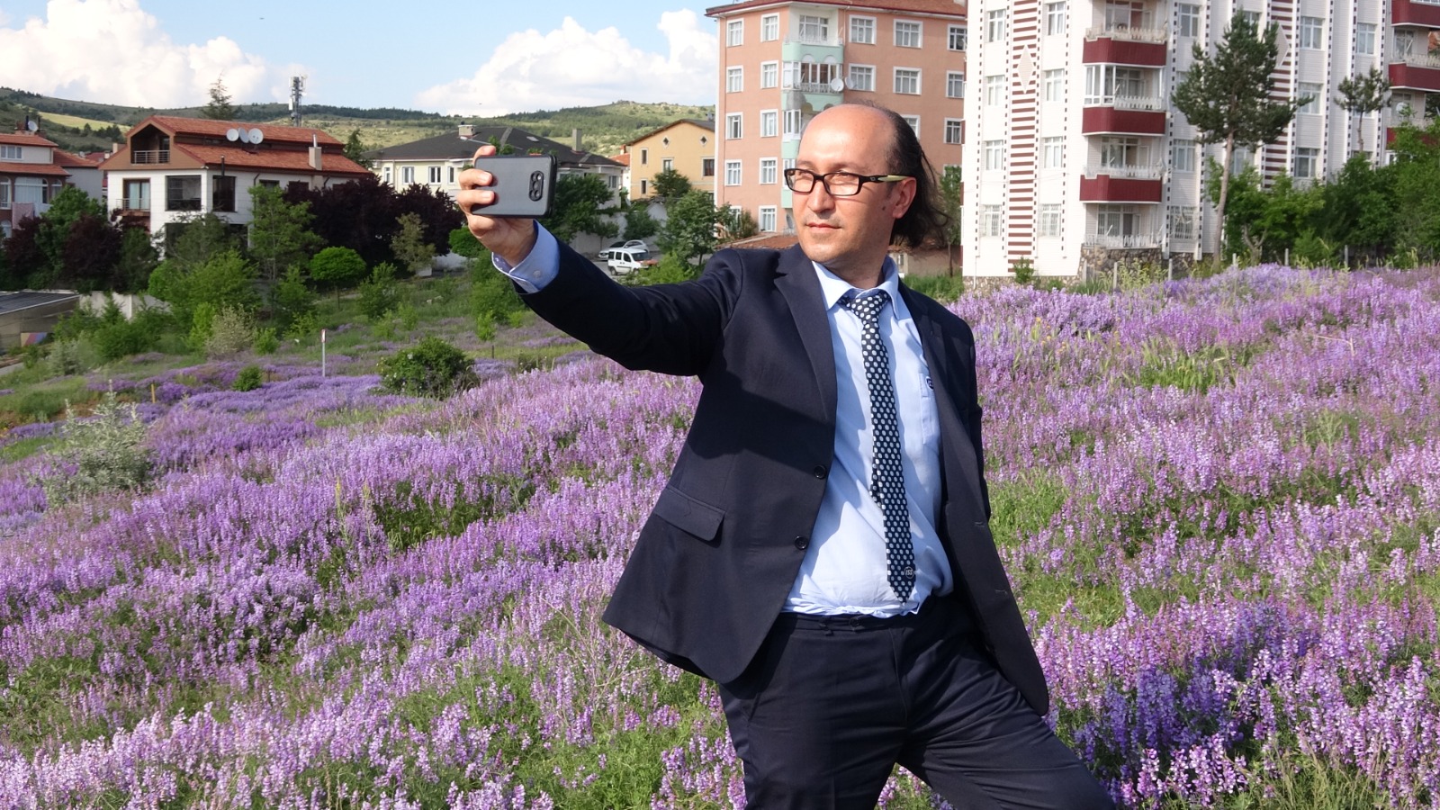 Yozgat’ta Mercimektepe Höyüğü’nü mor renge boyayan yabani yoncalar, drone ile