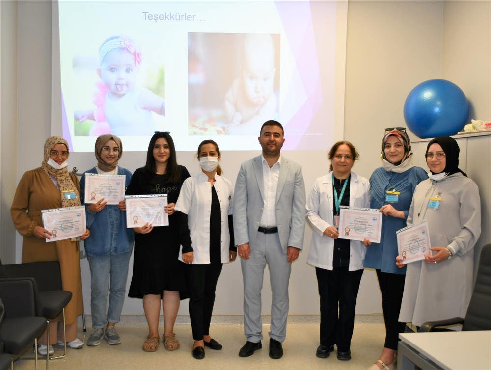 Yozgat Şehir Hastanesi’nde Gebe Okulu’nda verilen 5 haftalık eğitimi tamamlayan