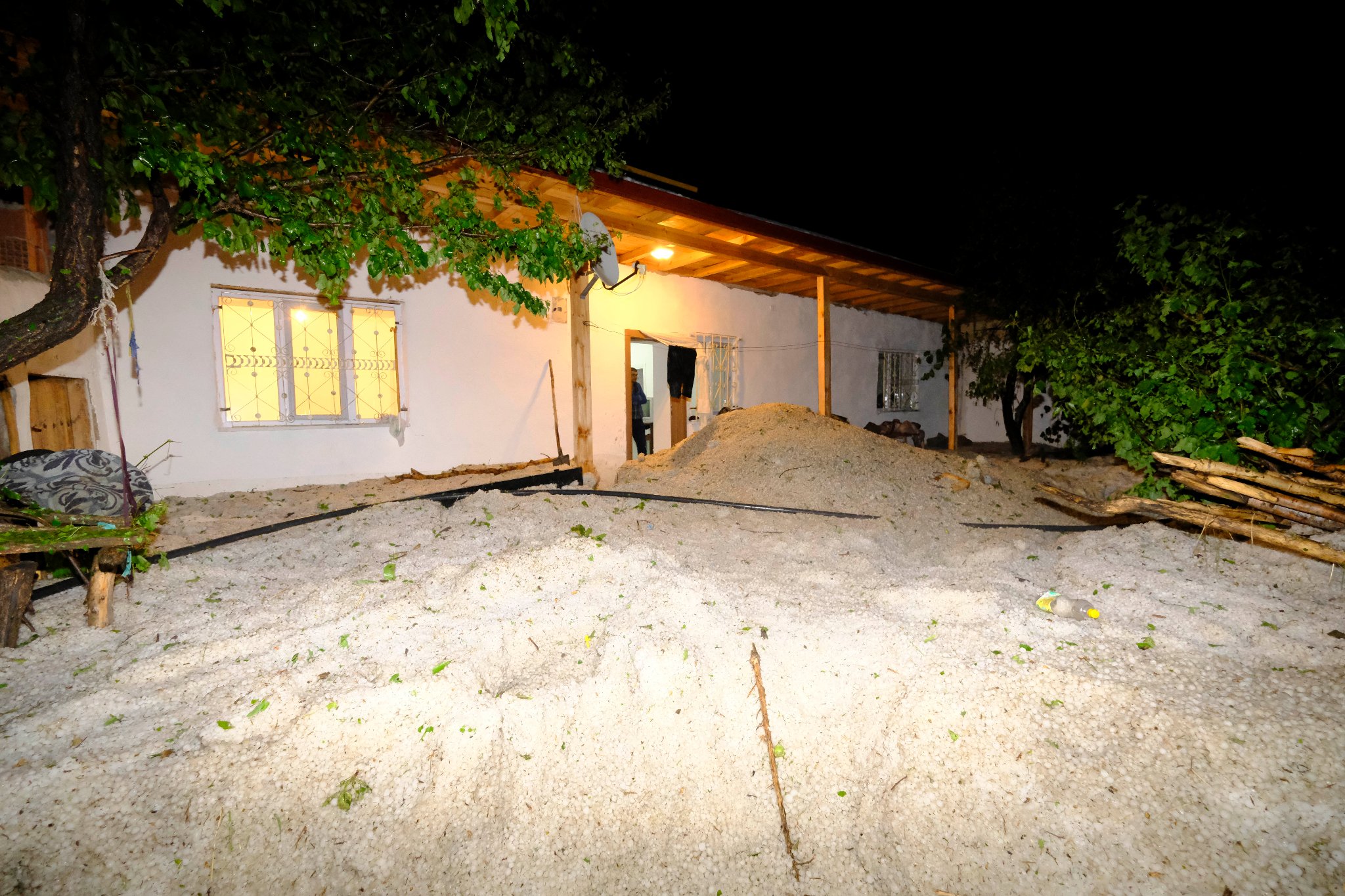 Yozgat'ın Akdağmadeni ilçesinde etkili olan ve yer, yer 50 santimetreyi