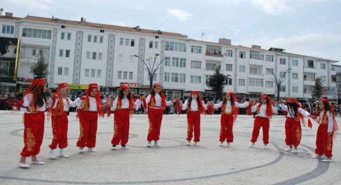 Sorgun Milli Eğitim Müdürlüğü tarafından düzenlenen Halk Oyunları şenliği yoğun