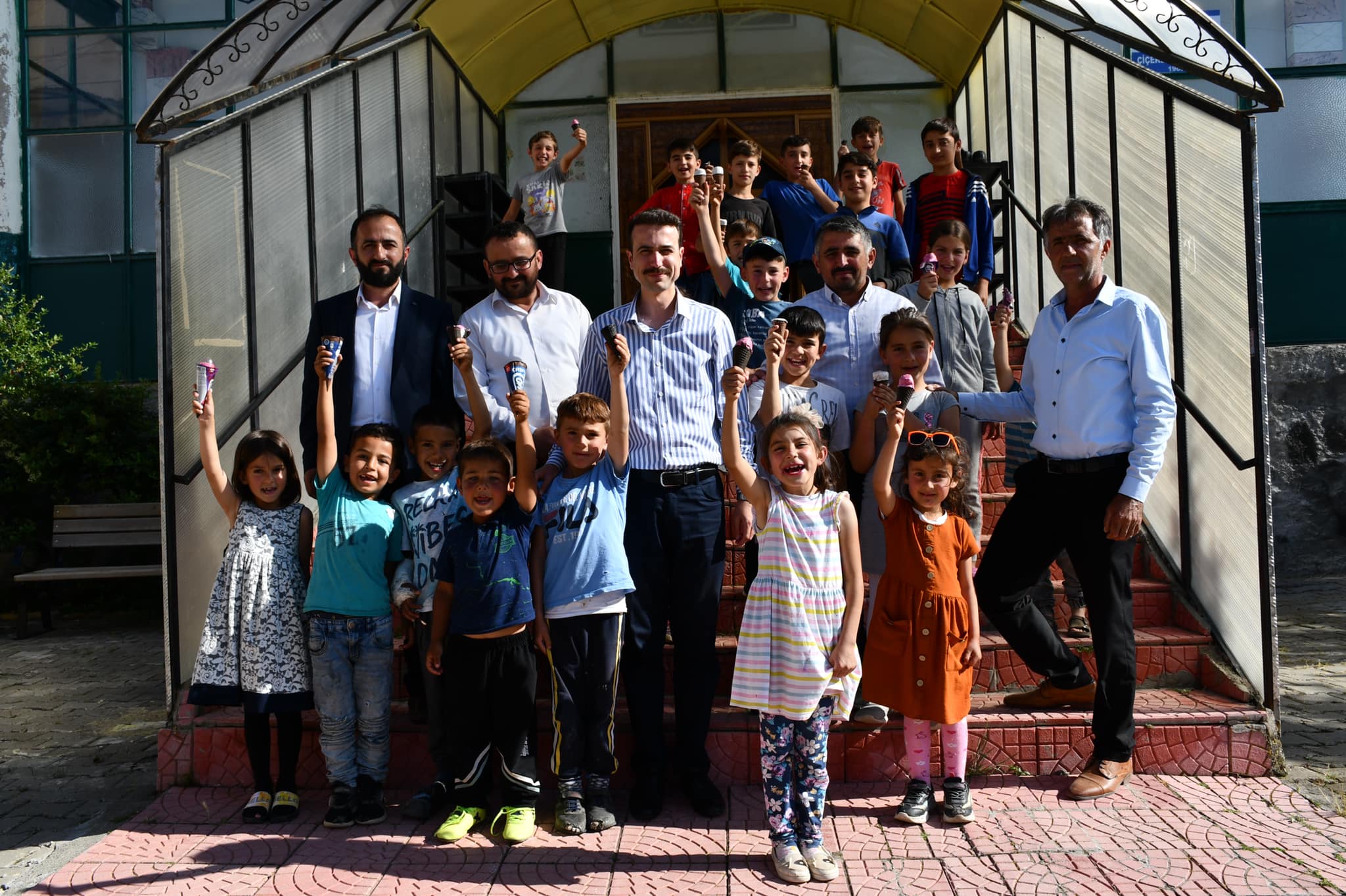 Saraykent Kaymakamı Ali Açıkgöz, okulların tatil olmasıyla birlikte Çiçekli köyünü