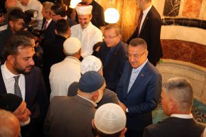 Cumhurbaşkanı Yardımcısı Fuat Oktay, bayram namazını memleketi Yozgat'ta Çapanoğlu Büyük