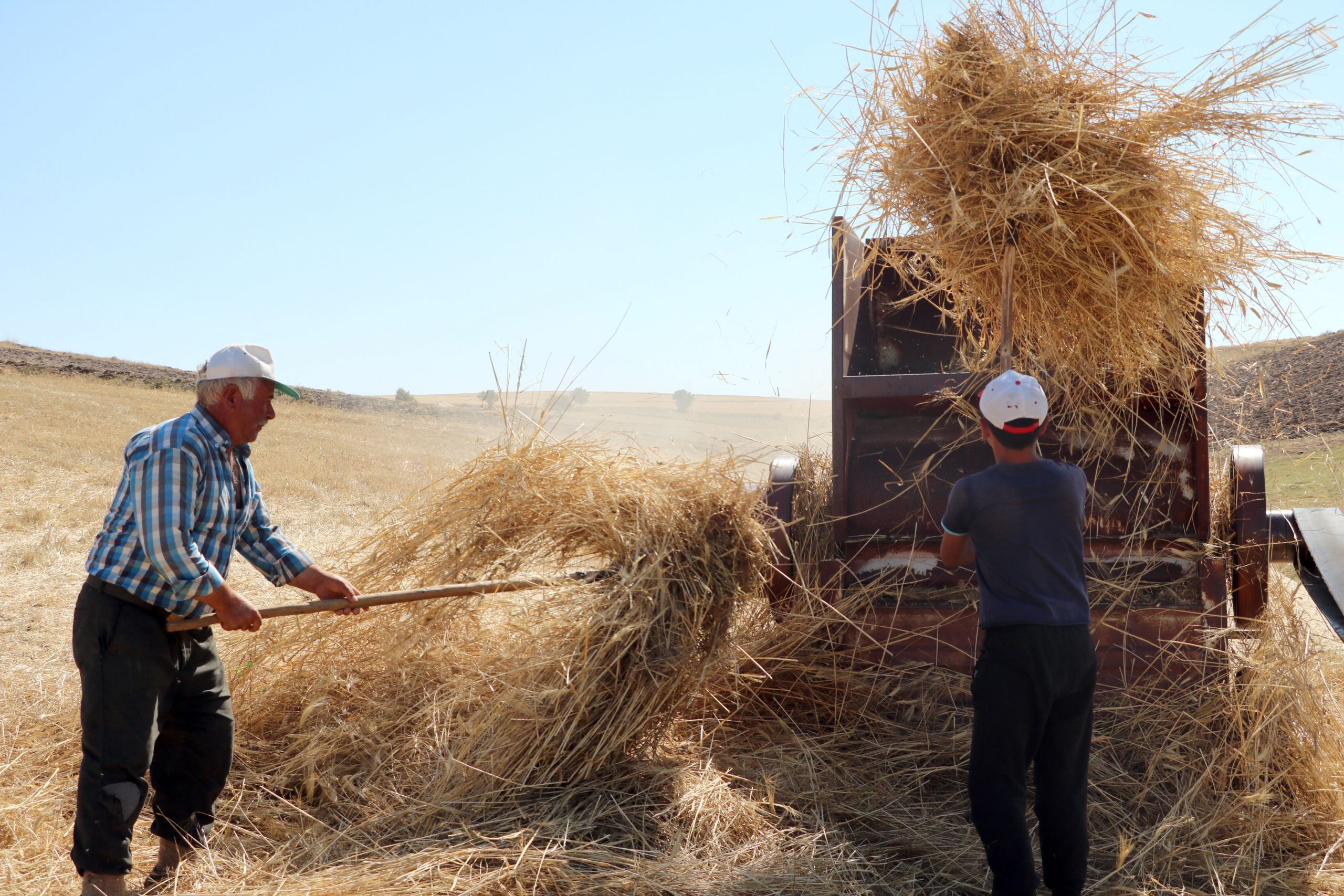 Yozgat’ta hasat yapılan tarlalarda saman mesaisi devam ediyor